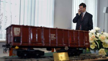 Minister Pol rozmawia przez telefon w przerwie spotkania ze związkowcami