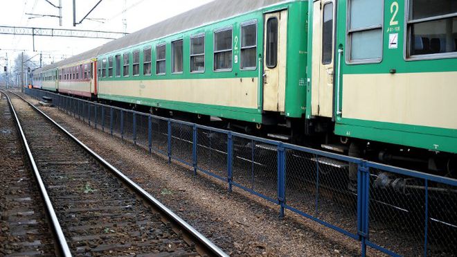 Pasażerowie czekają na zastępczą komunikację 