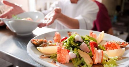 Domowe pierogi, burgery czy wykwintne sushi. Jak wyglądają kulinarne upodobania Polaków?