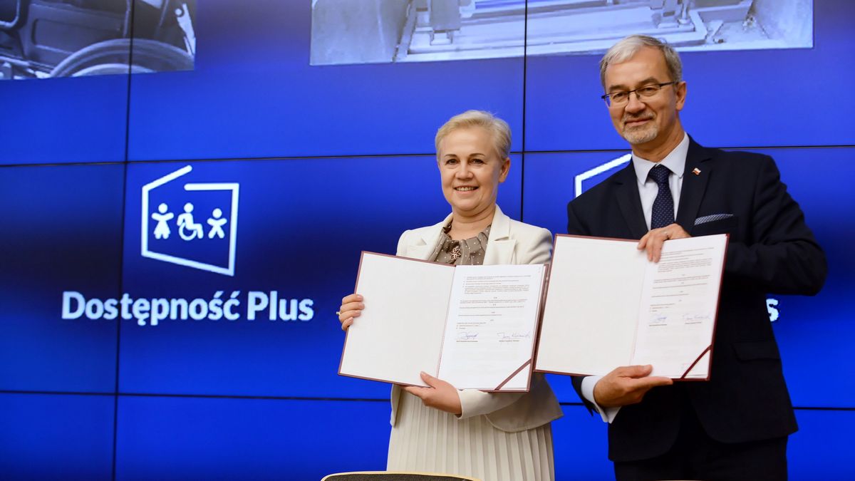 "Dostępność plus". Na zdj. minister inwestycji i rozwoju Jerzy Kwieciński (P) i prezes zarządu BGK Beata Daszyńska-Muzyczka (L)