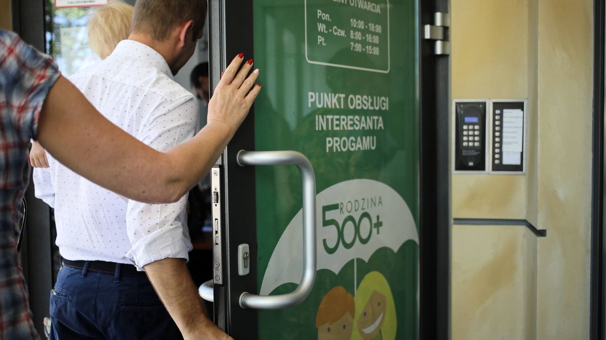 Pieniądze w nowym rozdaniu 500+ wypłacają już pierwsze gminy w Polsce