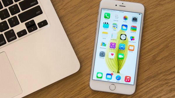 Pierwszy iPhone, który dzięki swoim sporym rozmiarom można określić mianem phabletu (czyli czymś pomiędzy telefonem a tabletem). Apple w końcu po latach oporu uległ rynkowym trendom i naciskom użytkowników. I okazała się to decyzja jak najbardziej słuszna. Już w ciągu pierwszych kilku miesięcy sprzedaży iPhone 6 Plus zagarnął dla siebie 41 procent światowego rynku tego typu urządzeń. Miłośnicy telefonów z jabłuszkiem zdecydowanie czekali na coś o większej przekątnej ekranu i kiedy w końcu to dostali, rzucili się do sklepów.