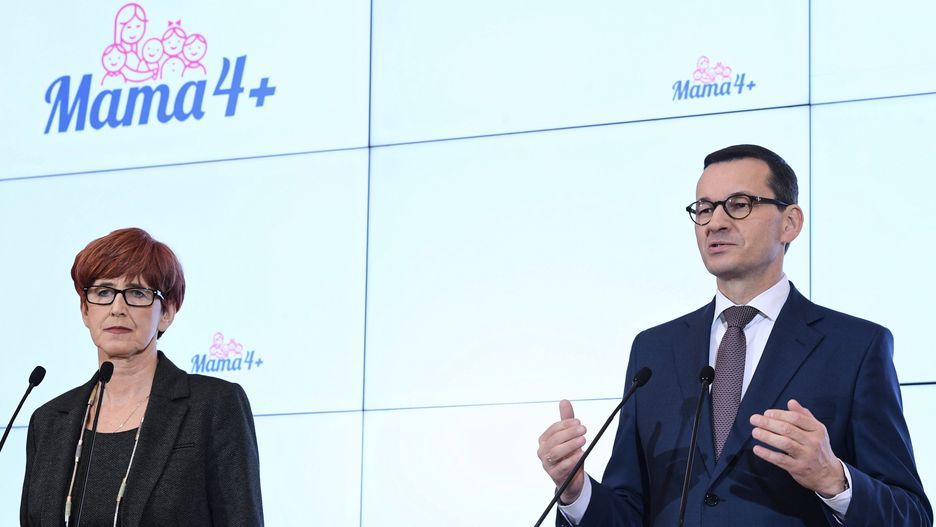 Premier Morawiecki poinformował we wtorek, że rząd przyjął program "Mama 4 Plus"