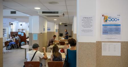 Na 500+ czekają miesiącami. Wiceminister rodziny odpowiada: "trudna sprawa"