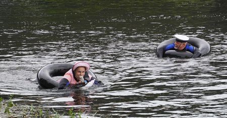 Spłynęli pilską Gwdą na dętkach