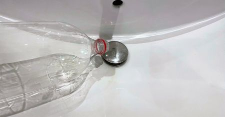 Możesz udrożnić odpływ za pomocą butelki. To banalnie proste, a mało kto o tym wie