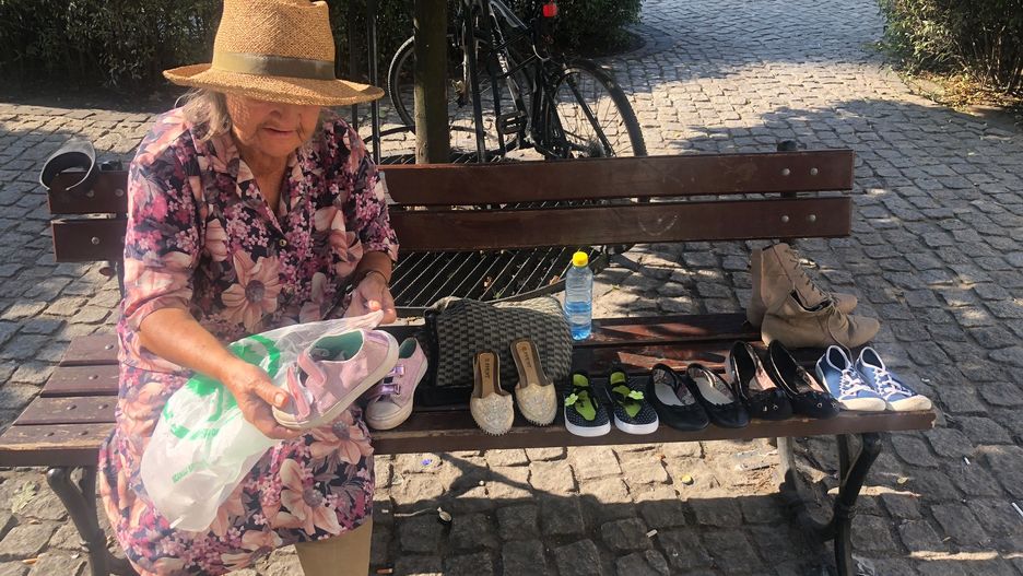 Pani Henia handlująca butami 
