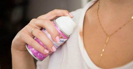 Sposoby na plamy po kosmetykach. Działają błyskawicznie