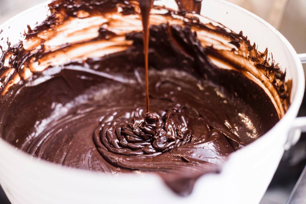 Przygotowanie ciasta czekoladowego - Pyszności; Foto Canva.com