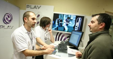 Play ma prawie 13 milionów aktywnych klientów. Podwoił zyski