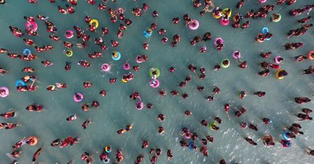 Chińskie parasole kontra polskie parawany. Walka o plażę trwa