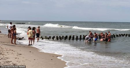 Akcja ratunkowa na plaży pod Darłowem. Ludzie utworzyli "łańcuch życia"