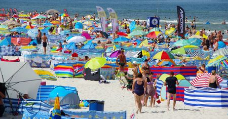 Topless albo nago nad Bałtykiem? Zakaz na plaży z zaskakującej strony