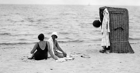 Jak Polacy przed wojną zachowywali się na plaży? Parawany to jeszcze nic