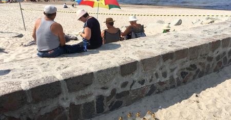 Darłówko. Tuż obok miejsca tragedii plażowicze opalają się i piją piwo