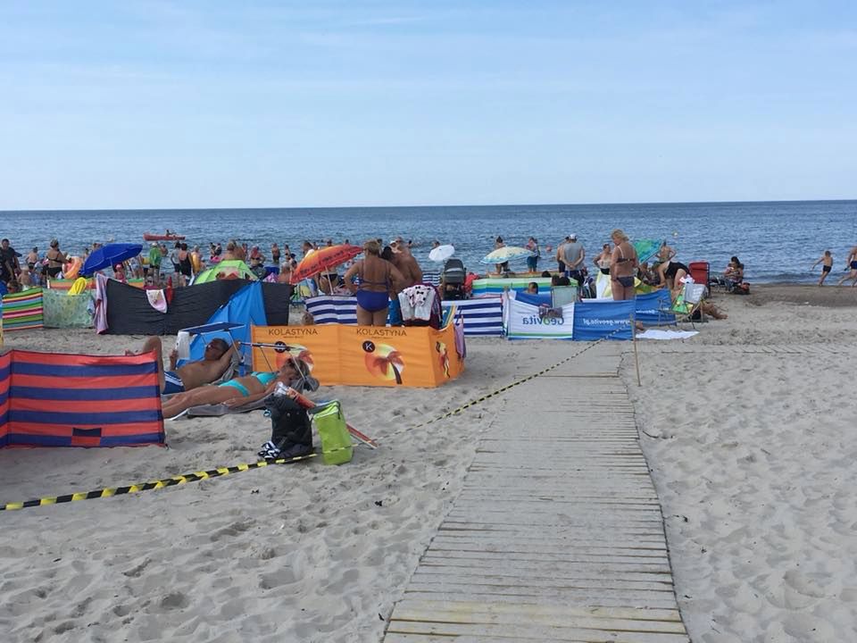 Gdańsk. Dwaj mężczyźni pobici na plaży. Bo trzymali się za ręce