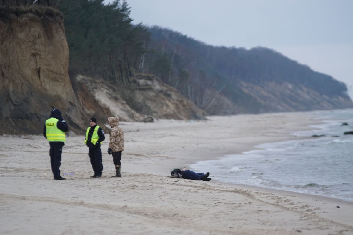 Makabryczne odkrycie na plaży. Morze wyrzuciło zwłoki mężczyzny