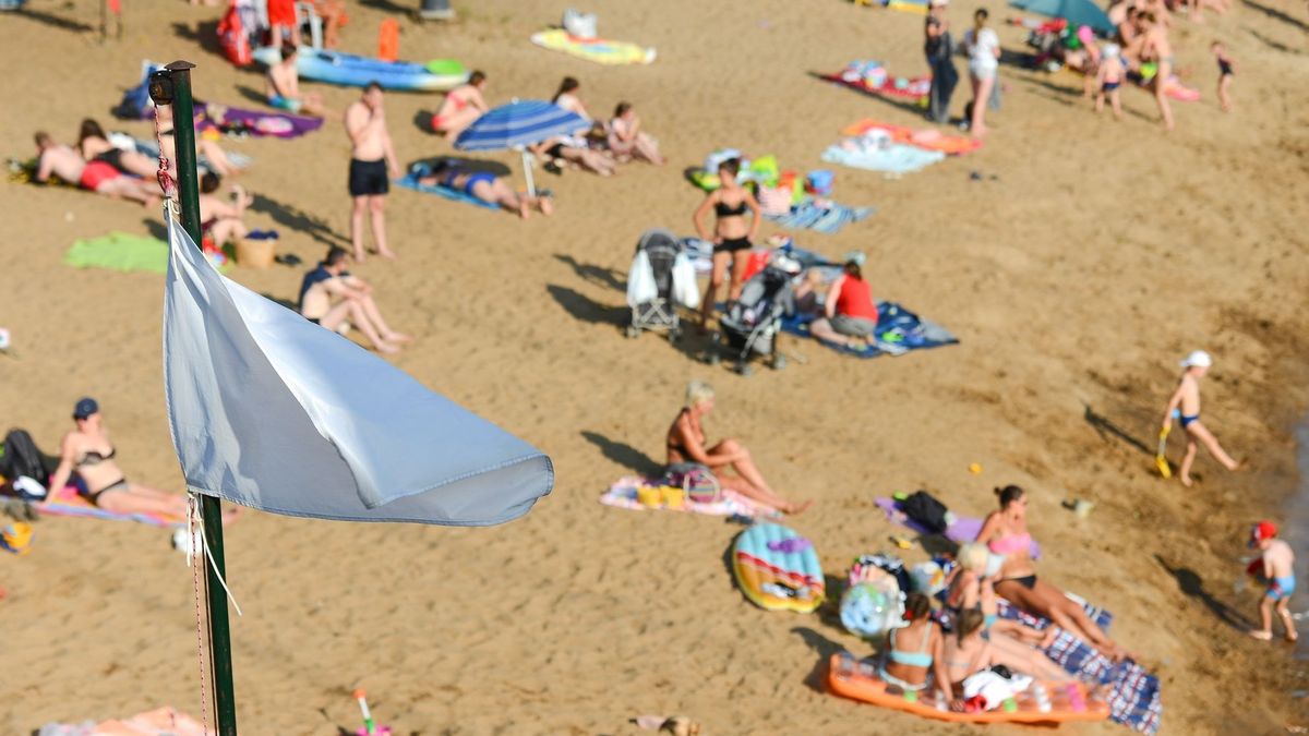 Wladyslawowo, 12.07.2019 r. Turysci na plazy we Wladyslawowie w lipcowy, cieply dzien nad polskim morzem. Fot. Lukasz Dejnarowicz / FORUM