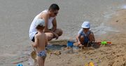 Nagie dzieci na plaży. Rodzice jedno, bezdzietni drugie
