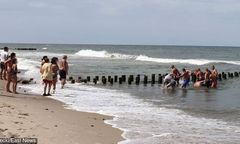 Akcja ratunkowa na plaży pod Darłowem. Ludzie utworzyli "łańcuch życia"