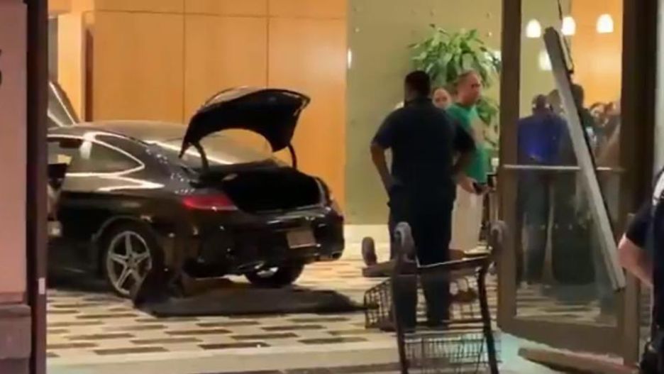 Stan Nowy Jork. Mercedes wjechał w apartamentowiec Trump Plaza