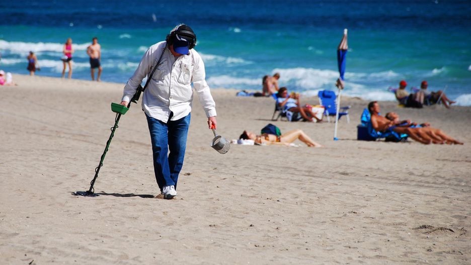 Szacuje się, że we Włoszech 100 tys. "poszukiwaczy skarbów" wyrusza po sezonie na plaże