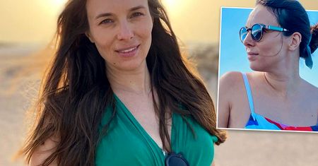 Ciężarna Anna Czartoryska w kostiumie kąpielowym na plaży. Duży już brzuszek na pierwszym planie