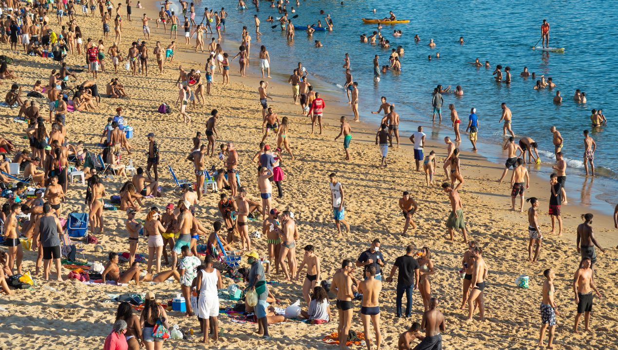 dziecko zgubiło się na plaży fot. freepik