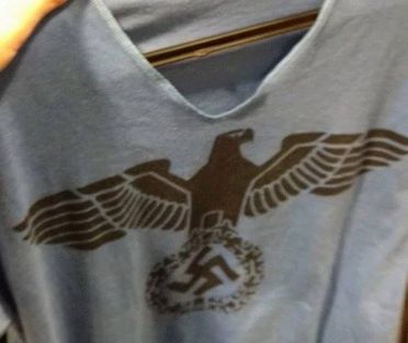 Koszulka ze swastyką trafiła do sklepu charytatywnego. Sklep tłumaczy się