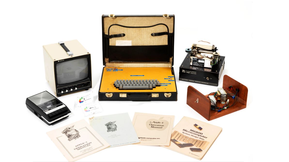 Został zaprojektowany i ręcznie wykonany przez Steve'a Wozniaka.