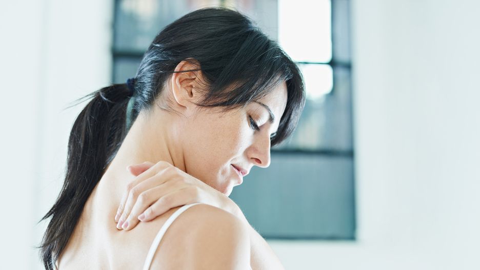 Uraz stożka rotatorów przejawia się bólem barku