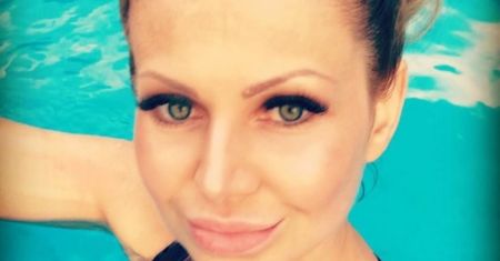 Narzeczona Rutkowskiego wyleguje się w basenie. "Ładowanie akumlatorów"
