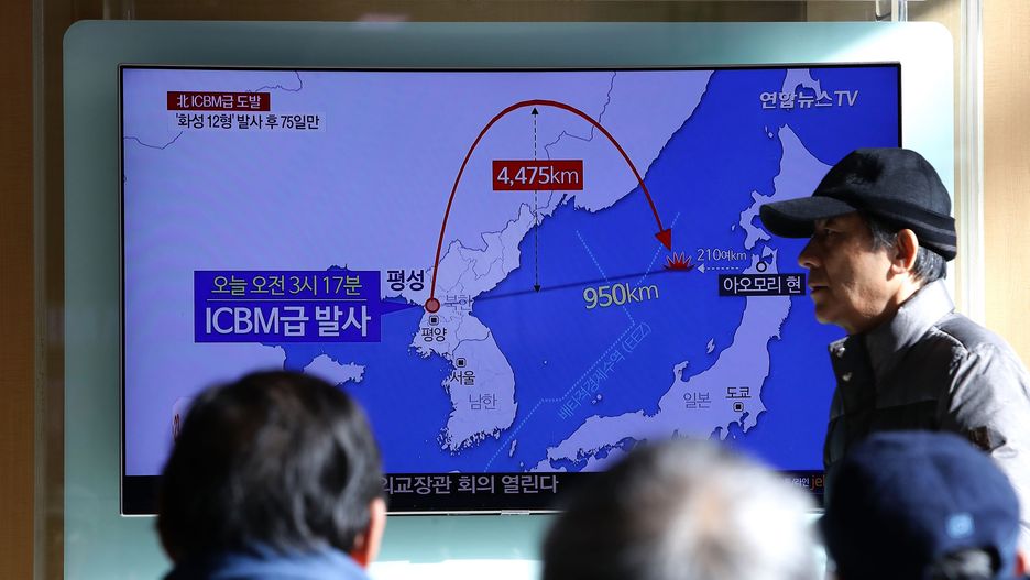 Koreańczycy z Południa śledzą wiadomości o najnowszym teście rakietowym Północy