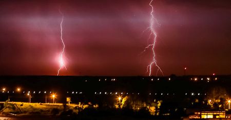 Ostrzeżenia przed gwałtownymi burzami. Na południu ulewny deszcz, porywisty wiatr i grad