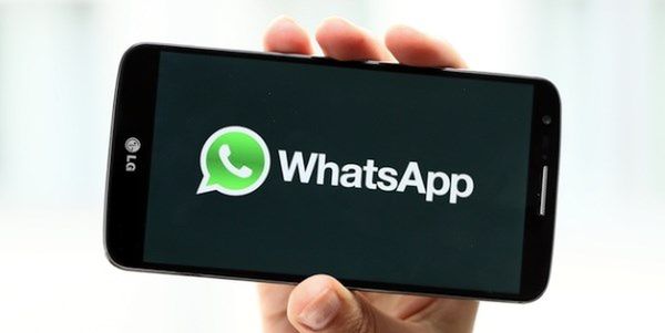 WhatsApp zacznie dzielić się danymi z Facebookiem. Wyświetli reklamy?