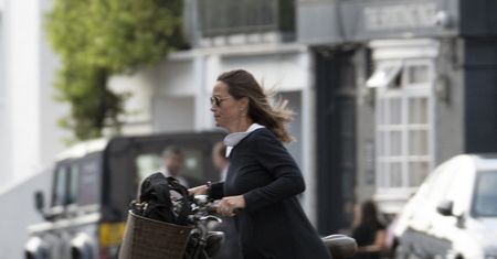 Pippa Middleton na rowerze. Ciążowy brzuch jej nie przeszkadza