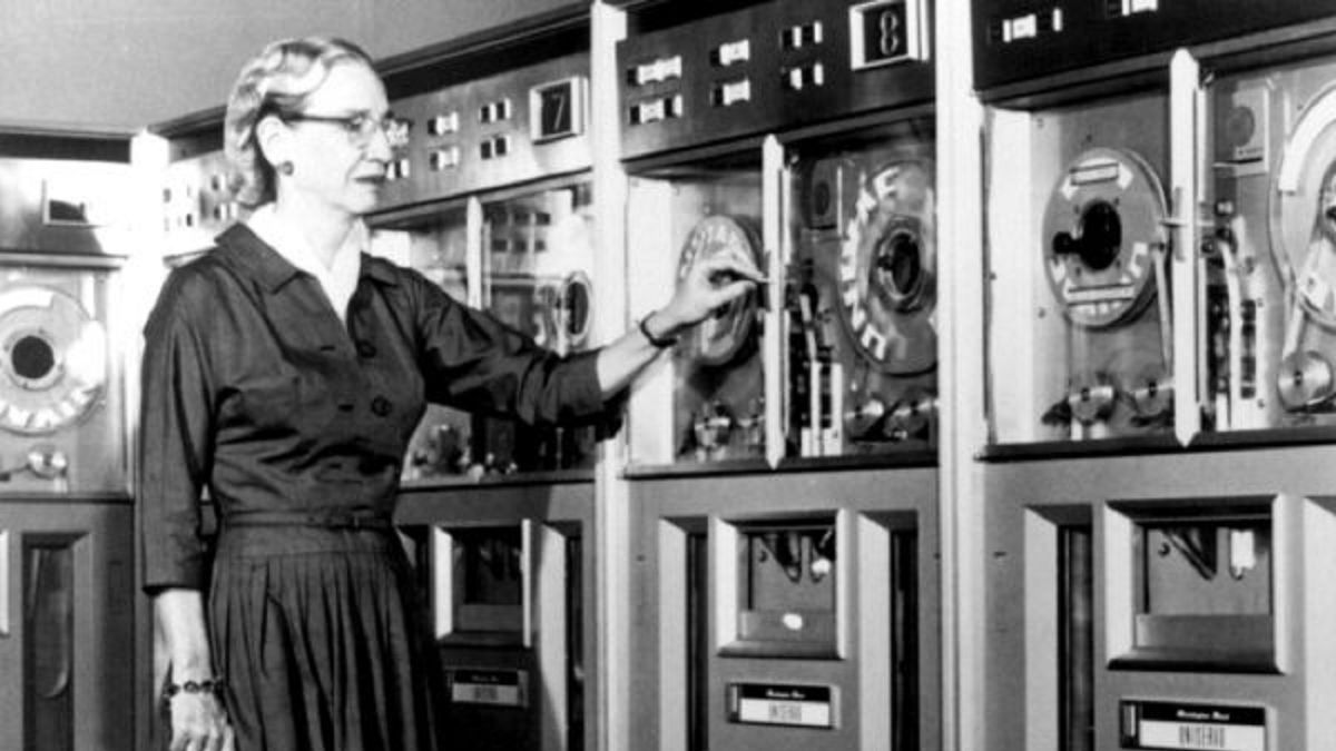 Grace Hopper jest bez wątpienia jedną z ciekawszych kobiet w historii. (Grace Hopper w 1952 roku)