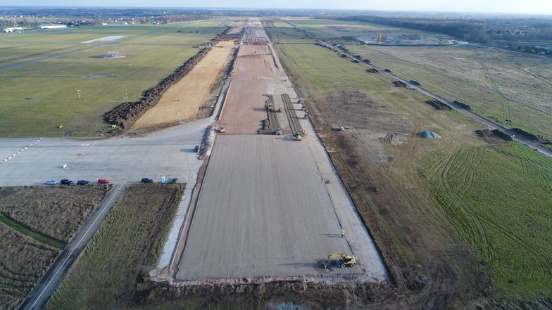 Budowa pasa startowego na lotnisku w Radomiu