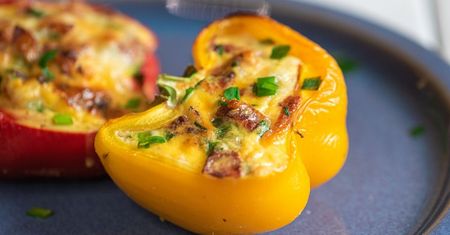 Omlet w papryce – faszerowany jajkiem i boczkiem to idealny pomysł na śniadanie