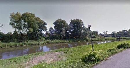 Nastolatkowie wjechali motocyklem do rzeki. "Kierowca" poważnie ranny
