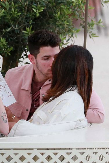 Nick Jonas i Priyanka Chopra w restauracji, zdjęcia paparazzi