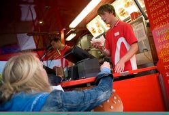 Ile płacą w McDonald's, ile w KFC? W jakim fast foodzie najlepiej pracować?