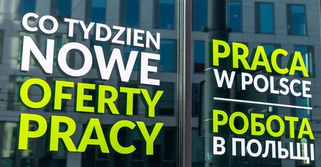 Praca w trumnie i przed telewizorem. Oto najdziwniejsze oferty z sieci