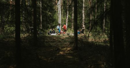 Młodzi i nieszukający pracy. Niektórzy dla motywacji potrzebują survivalu w lesie