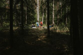 Młodzi i nieszukający pracy. Niektórzy dla motywacji potrzebują survivalu w lesie