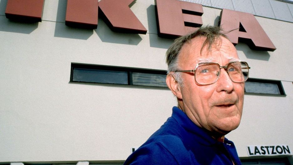 Ingvar Kamprad w 2012 roku na tle sklepu.