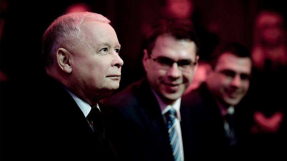 Jarosław Kaczyński i braci Karnowscy na gali Człowiek Wolności 2016.