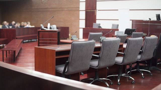 Paraliż sądów wywołany przez masowe zwolnienia lekarskie pracowników przynosi efekty. Rząd się ugina