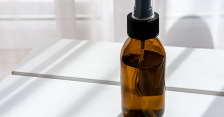 Magiczny zapach w domu. Jak zrobić spray ze skórek pomarańczy i cynamonu?
