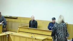 Smutny Dariusz K. przygląda się żonie w sądzie